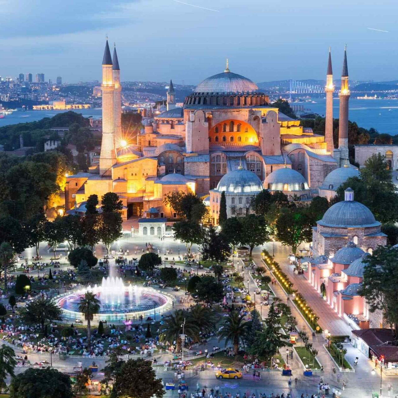 https://traviator.ro/wp-content/uploads/2018/09/destination-istanbul-02-1280x1280.jpg