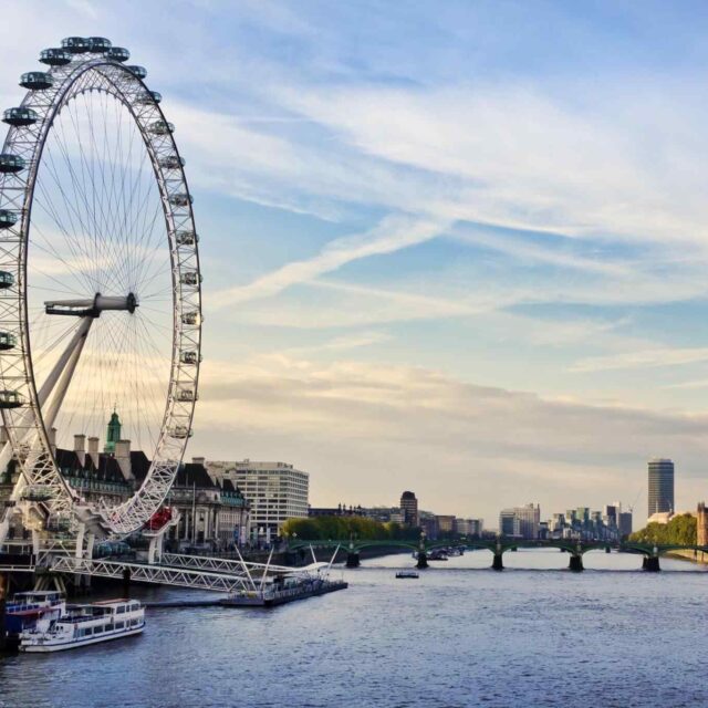 https://traviator.ro/wp-content/uploads/2018/09/destination-london-01-640x640.jpg