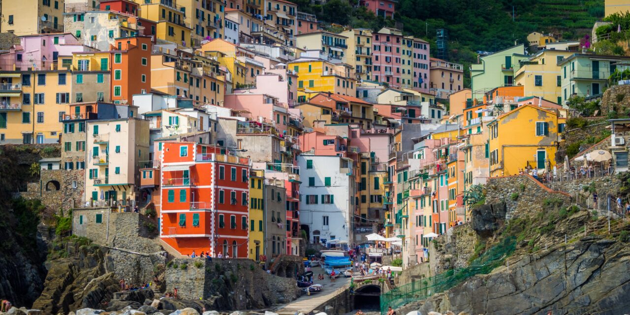 🇮🇹 CINQUE TERRE INSTA TOUR: Sate suspendate între cer și mare, porturi colorate și farmecul autentic al Rivierei Italiene